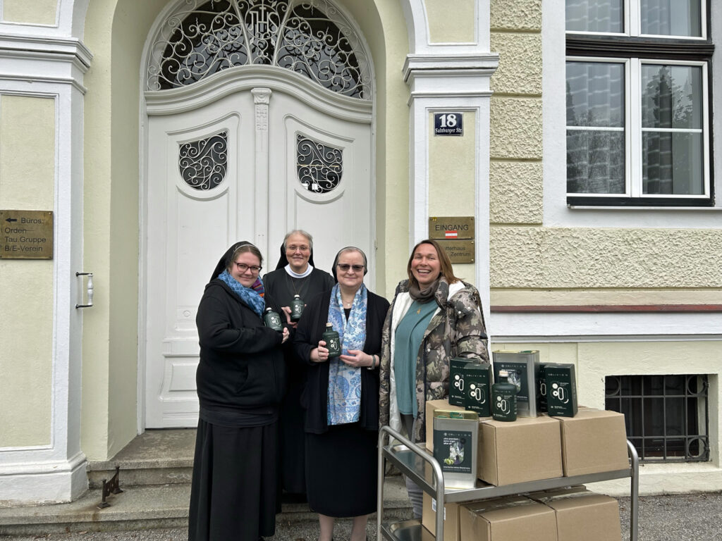 Karin Zacher spendet OBLIVION Olivenöl für Quartier 16 der Franziskanerinnen von Vöcklabruck